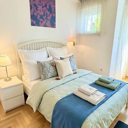 Downtown Madonna Residency - 3 Rooms, Ac, Garage, Balcony *