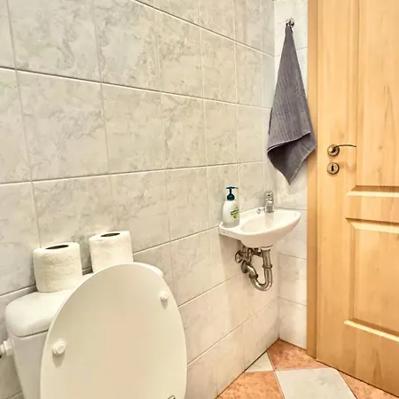 Downtown Madonna Residency - 3 Rooms, Ac, Garage, Balcony 아파트